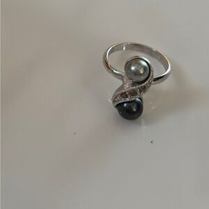 Sarah Coventry Silver Ring with Black and Gray Pearls